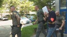 Mohol odvrátiť zrak, no neurobil tak. Nebyť hrdinského suseda, ženu by dobodali pred očami jej detí