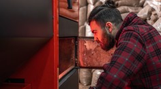 Pokuta až 500 eur: Mnoho Slovákov šetrí a spaľuje „chemický kokteil“ v peciach. Toto tam rozhodne nedávajte