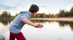 Na hádzanie žabiek vo vode nie sú vhodné všetky kamene. Vedci zistili, ktorý tvar je najlepší
