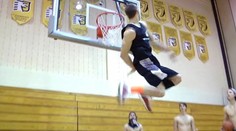 Amatér vymyslel nový smeč, ktorý ste u profíkov z NBA ešte nevideli