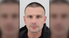 Vytiahol zbraň a postrelil dievča (13). Česká polícia pátra po ozbrojenom mužovi