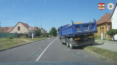 VIDEO: Hrozivá jazda vodiča nákladného auta. Ukázalo sa, že muž skolaboval po bodnutí hmyzom