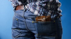 Peňaženka v zadnom vrecku môže spôsobiť zdravotné problémy