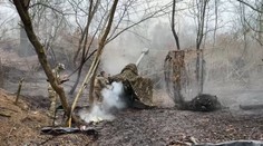 Ruská odveta hrozí po každom výstrele. Nakrúcali sme na delostreleckom stanovišti ukrajinskej armády