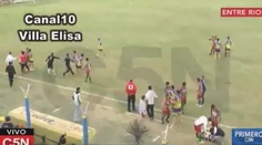 Argentínsky futbalista zomrel na ihrisku po zásahu do hlavy