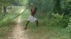 Rozzúrený otec dobil hada na smrť. Chcel pomstiť synovu smrť