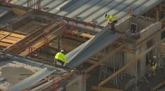 Platy idú hore, no pre zdražovanie to takmer necítime. V týchto pracovných odvetviach dokonca Slováci schudobneli