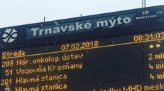 Nervóznych cestujúcich pobavila elektronická tabuľa: Schválne, vidíte tú hrúbku?