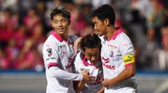 VIDEO: Volej ako z katalógu, brankár to ani neskúšal chytiť. Frajer na záver tentokrát z Japonska