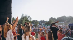 Najpopulárnejší britský festival vypredali za extrémne krátky čas. Neprekážala ani cena 448 eur