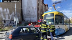 Smrteľná nehoda v Košiciach: Vodič osobného auta zomrel po zrážke s električkou