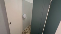 Pred vandalmi nie sú v bezpečí ani nemocnice. V Banskej Bystrici zmizli aj záchodové misy