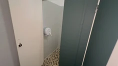 Pred vandalmi nie sú v bezpečí ani nemocnice. V Banskej Bystrici zmizli aj záchodové misy