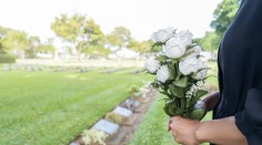 Rodina chodila trúchliť k hrobu zosnulej babky. Po roku zistili, že v ňom nič nie je