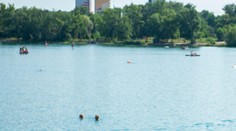 Opustený paddleboard na bratislavskom jazere. Zasahujú záchranné zložky