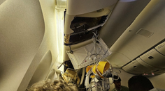 VIDEO: Obrovská dráma na palube Boeingu s 239 ľuďmi. Prudký prepad lietadla si vyžiadal život cestujúceho