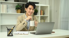 Sedavá práca ničí chrbticu. Pomôcť môže aj krabica od topánok