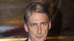 Putin na Ukrajine koná ako tyran z 20. storočia, tvrdí britský minister