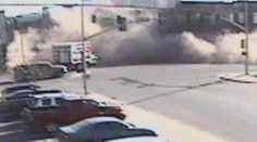 Bláznivá naháňačka: Žena na ukradnutom aute zdemolovala budovu