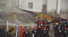 Padajú na kolená a lapajú po dychu. Ľudia si dobrovoľne platia stovky eur za to, aby prežili katastrofu