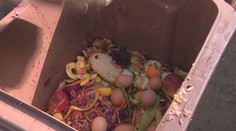 Kontajnery sú plné potravín, ktorým nič nie je. Firma objavila nový spôsob, ako bojovať proti plytvaniu jedlom