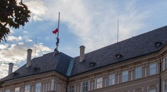 Recesisti prezlečení za kominárov vyvesili nad Pražským hradom obrie trenírky