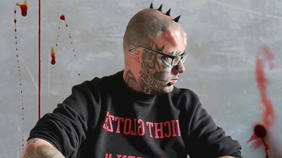 Muž si dal odstrániť uši. Chcel, aby jeho hlava vyzerala ako lebka