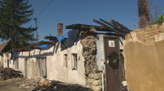 Dom im zničil požiar, manžel zomrel na infarkt. Ťažko skúšaná matka žije s dvomi deťmi v zhorenisku