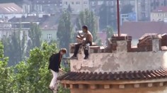 Polonahý cudzinec hadzál v Prahe na ľudí z veže tehly. Vydržal 15 hodín