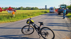 Vážna nehoda pri Moravskom Svätom Jáne. Traktorista zrazil cyklistu, zasahoval vrtuľník