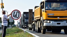 Ľudia sú zufalí. Za osem minút im pod oknami prejde 137 kamiónov