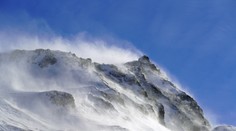 Meteorológovia opäť vydali najvyššiu výstrahu. V štyroch okresoch sa môže na horách vyskytnúť orkán