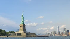 Shutdown v USA pretrváva, Sochu slobody chce financovať New York