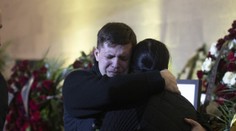 V Kyjeve pochovávajú ministra obrany i ďalšie obete havárie vrtuľníka. Zúčastnil sa aj Zelenskyj