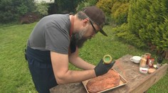 Vyštudoval aplikovanú ekonómiu, teraz je z neho grilmajster. Pozrite si jeho tipy