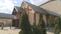 Rómovia si svojpomocne postavili kostolík, ktorý pribudovali k stojacej bytovke. Teraz jej hrozí zbúranie