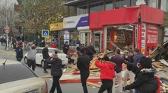 Extrémny vietor v Turecku: Kamery zachytili, ako ľuďom padali na hlavy kusy striech