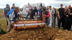 GALÉRIA: Rodina pochovala 4-ročnú Lizu zabitú pri ruskom útoku vo Vinnycii