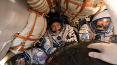 VIDEO: V kazašskej stepi pristál modul Sojuzu s tromi kozmonautmi