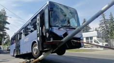 Kuriózna nehoda: Chceli odtiahnuť autobus, zničili s ním stĺp verejného osvetlenia