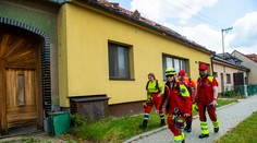 Českom sa prehnala ďalšia vlna búrok, opäť ničila strechy domov a zastavila vlaky