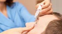 Špeciálne kvapky do očí vyrobené z krvi pacienta. Pacienti hovoria, že vďaka nim vidia