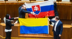 Poslanci SaS držali ukrajinskú vlajku naopak. Cigániková priznala, že je to „trapas ako Brno“