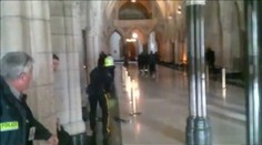 Pozrite si autentické video z prestrelky v kanadskom parlamente