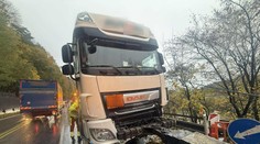 Vážna dopravná nehoda pod Strečnom. Kamión čelne vrazil do auta, to skončilo v zráze