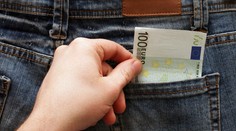 Z vrecka nohavíc mu ukradla 2 700 eur. Zlákala ho na orálny sex