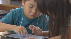 Deti v japonských škôlkach vymenili papiere a ceruzky za tablety