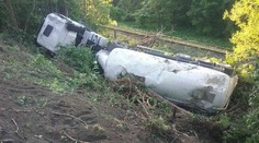 Na slovenských cestách sa prevrátili dve cisterny, ktoré prevážali betón