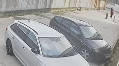 VIDEO: Polícia zverejnila zábery z lúpeže v Nových Zámkoch. Dôchodkyňu, ktorá nepustila kabelku, surovo dokopal