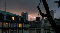 Váš dom nemusí zasiahnuť blesk, aby ste prišli o televízor či spotrebiče. Ako si ochrániť elektroniku počas búrok?